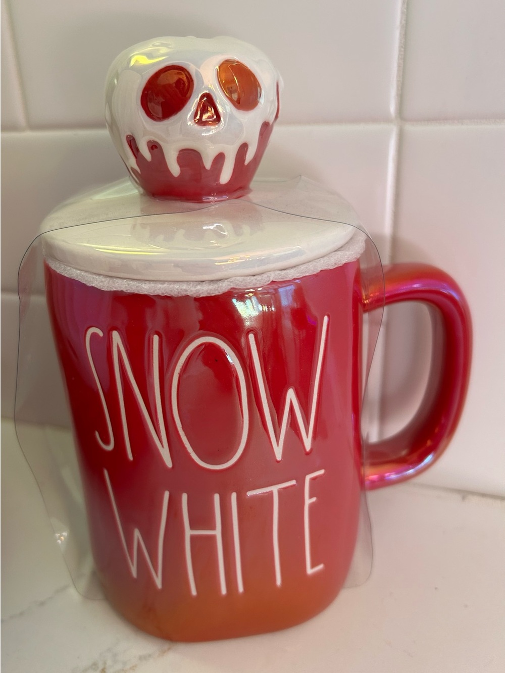 NWT-RAE DUNN SNOW WHITE MUG WITH POISON APPLE TOPPER